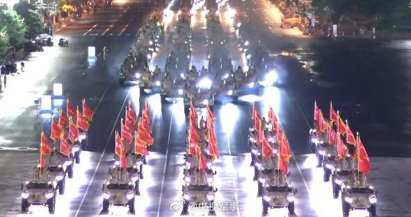 九三阅兵最后一次夜间演练画面九三阅兵最后一次夜间演练画面展示了阅兵过程中壮观的景象和严谨的军事准备。在夜间演练中，画面展现了阅兵式上的各种灯光和烟花效果，营造出一种庄重而神秘的氛围。同时，演练中的士兵们精神饱满，步伐整齐划一，装备精良，展现出中国军队的训练水平和战斗力。