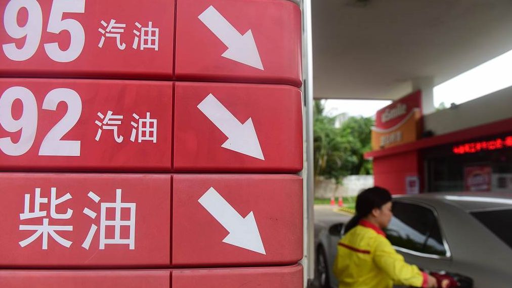 今晚下调油价 加满一箱油少花5元怎么回事今晚油价下调，加满一箱油将少花5元，究竟是怎么回事？